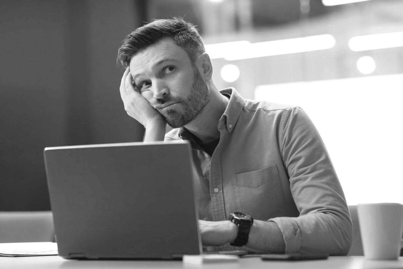 Estudiante participando en seminario sobre presupuesto mensual